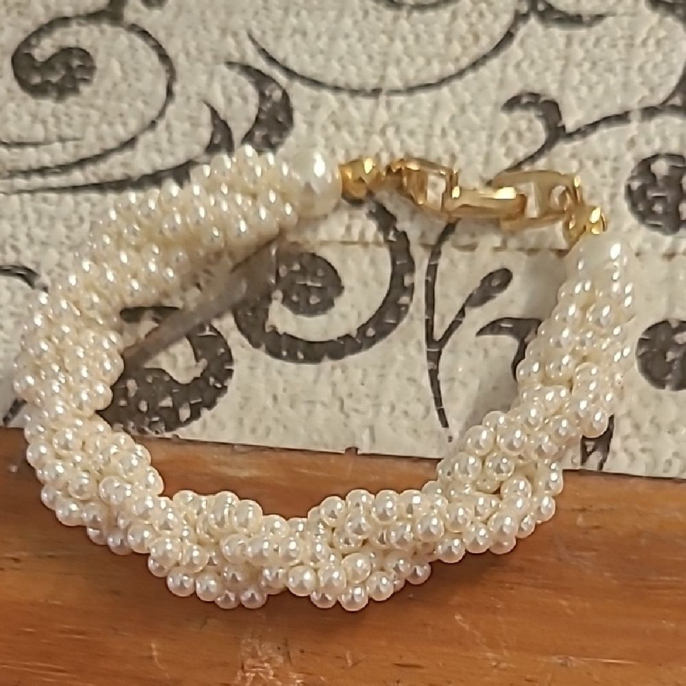 ElegantNapier PearlโBracelet with GoldโClasp